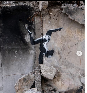 O lucrare a lui Banksy apare pe o clădire avariată din Ucraina - FOTO