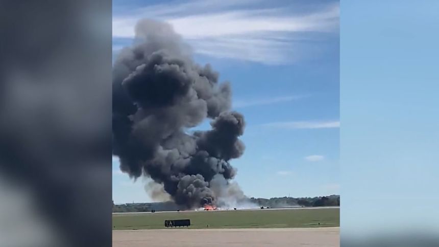 Texas: Două avioane s-au ciocnit în timpul unui spectacol aerian la Dallas - VIDEO