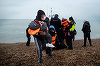 Nou acord între Regatul Unit şi Franţa împotriva migranţilor la Canalul Mânecii. Londra plăteşte Parisului 72,2 milioane de euro în perioada 2022-2023 pentru a-şi suplimenta forţele de ordine pe plajă cu 350 de poliţişti şi jandarmi, inclusiv rezervişti