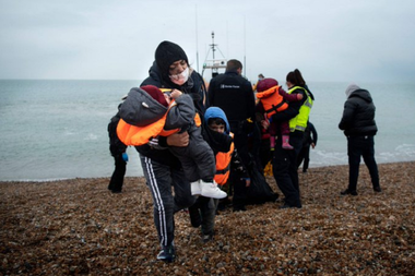 Nou acord între Regatul Unit şi Franţa împotriva migranţilor la Canalul Mânecii. Londra plăteşte Parisului 72,2 milioane de euro în perioada 2022-2023 pentru a-şi suplimenta forţele de ordine pe plajă cu 350 de poliţişti şi jandarmi, inclusiv rezervişti