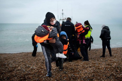 Nou acord între Regatul Unit şi Franţa împotriva migranţilor la Canalul Mânecii. Londra plăteşte Parisului 72,2 milioane de euro în perioada 2022-2023 pentru a-şi suplimenta forţele de ordine pe plajă cu 350 de poliţişti şi jandarmi, inclusiv rezervişti