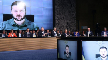 ”Nu există nicio scuză a şantajului nuclear”, afirmă Zelenski la summitul G20, într-o videoconferinţă cu uşile închise, denunţând ”ameninţările nebune cu recurgerea la arma nucleară” ale Rusiei. El pledează în favoarea unei prelungiri a acordului cerealelor