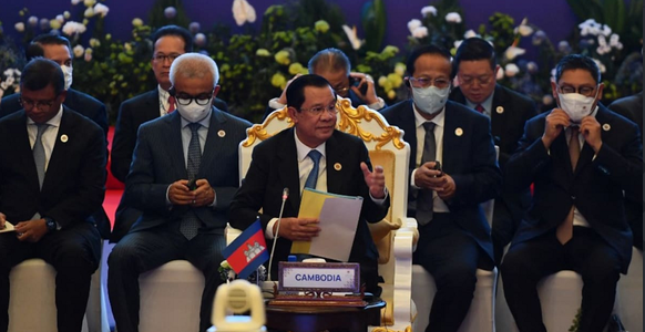 Premierul cambodgian Hun Sen, testat pozitiv covid-19 la summitul G20, după ce a găzduit, fără să poarte mască, summitul Asociaţiei Naţiunilor din Asia de Sud-Est 
