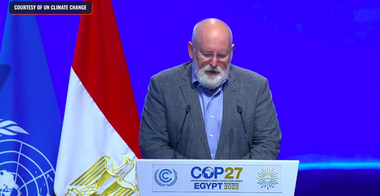 Uniunea Europeană se declară pregătită, la COP27, să-şi revizuiască în creştere angajamentele în lupta împotriva modificărilor climatice. Reducerea emisiilor poluante ale UE urmează să atingă ”cel puţin 57% până în 2030”, de la un obiectiv de cel puţin 55%, anunţă Timmermans