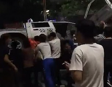 Proteste violente anticovid în sudul Chinei, unde locuitori din Guangzhou ies din carantină, se ciocnesc cu poliţia, răstoarnă o maşină de poliţie şi distrug bariere 