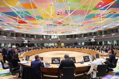 Germania urmează să formeze 5.000 de militari ucraineni, Spania 2.400 pe an, iar Franţa 2.000 în cadrul Misiunii UE de formare şi antrenare a 15.000 de militari ucraineni. Miniştrii Apărării din UE examinează, într-o reuniune la Bruxelles, starea finanţărilor