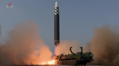 Japonia şi SUA efectuează manevre militare comune după ce Coreea de Nord trage o rachetă balistică intercontinentală