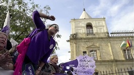 Scandal în Spania, după ce noua lege care ar trebui să înăsprească pedepsele pentru infracţiuni sexuale oferă portiţe de scăpare pentru cei condamnaţi deja. O serie de prădători sexuali scapă mai ieftin