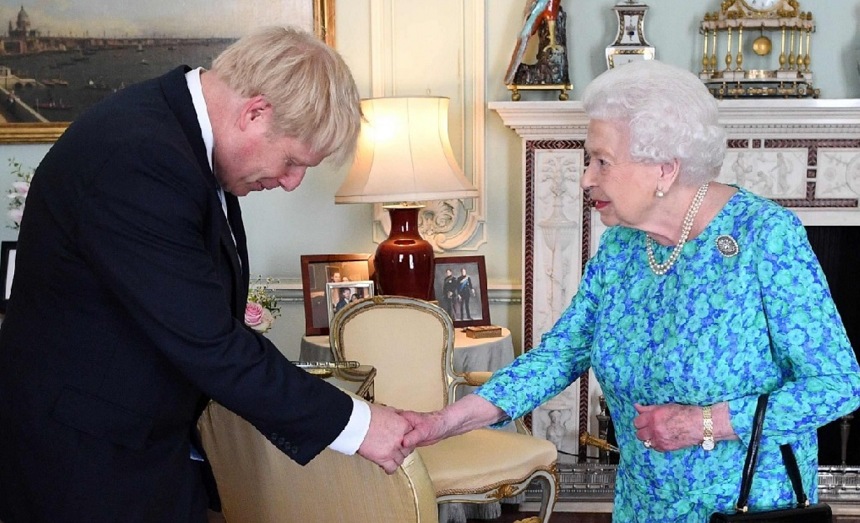 Elizabeth a II-a a dejucat în vară un ”complot” al lui Boris Johnson