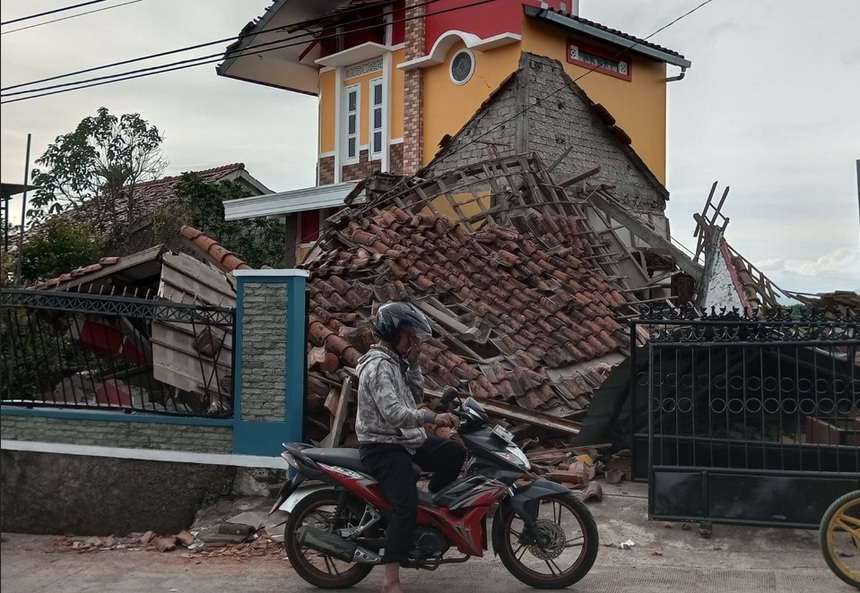 UPDATE - Mulţi dintre cei 252 de morţi ai cutremurului din Indonezia sunt elevi surprinşi de seism la şcoală