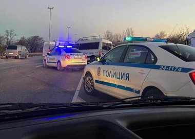 Un poliţist şi patru pasageri, răniţi după ce şoferul bulgar intră în poliţie cu un microbuz în care se aflau 12 sirieni. Secretarul general al Ministerului bulgar de Interne Petar Todorov demisionează în semn de protest faţă de inacţiunea Guvernului
