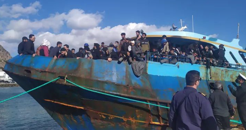 Sute de migranţi acostează în portul Paleochora, pe Insula Creta, în urma unei operaţiuni de salvare, după ce lansează un semnal SOS