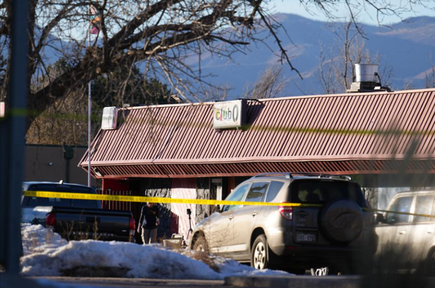 Presupusul autor al atacului armat de la clubul gay Club Q din Colorado Spring, soldat cu cinci morţi Anderson Lee Aldrich, urmează să fie inculpat de crime motivate de ură. Procuratura caută ”şi alte elemente”