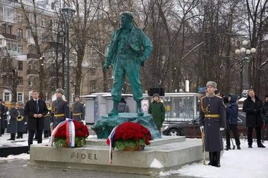 Vladimir Putin şi Miguel Diaz-Canel dezvelesc o statuie a lui Fidel Castro la Moscova. Ei se angajează să-şi aprofundeze relaţiile bilaterale împotriva sancţiunilor impuse de SUA
