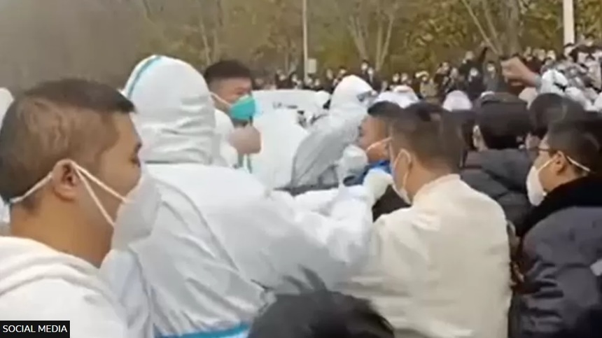Protest violent în China, la cea mai mare fabrică iPhone din lume - VIDEO