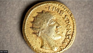 BBC: O monedă de aur găsită în Transilvania dovedeşte că un „fals” împărat roman a fost real şi ar putea aduce noi detalii despre istoria Daciei. Un exemplar al acestei monede se află la Muzeul Brukenthal din Sibiu