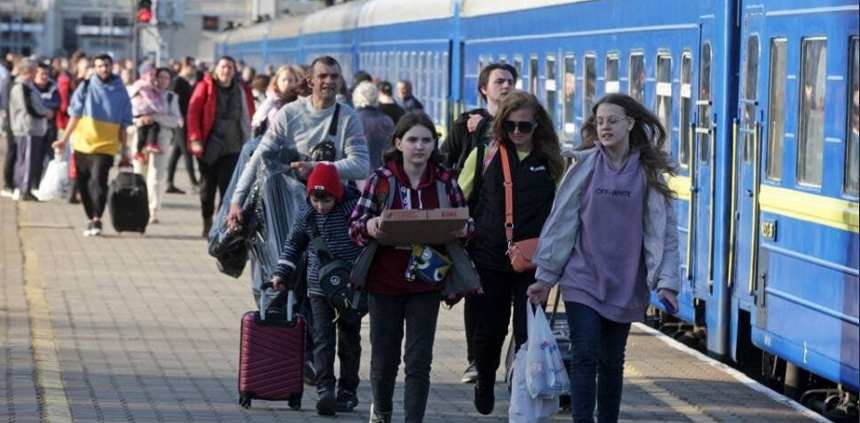 Migraţia din Marea Britanie atinge un nivel record de 504.000 de persoane, pe fondul sosirii migranţilor din Ucraina şi Hong Kong