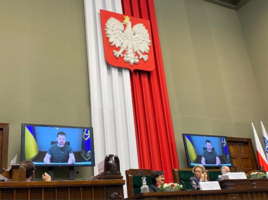 Zelenski pune în discuţie, la APCE, apartenenţa Rusiei la OSCE. ”De ce un stat terorist, după nouă luni de crime non-stop, este în continuare membru al Adunării Parlamentare?” îi ia el la rost pe delegaţi