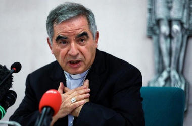 Papa Francisc, înregistrat fără să ştie de către cardinalul Angelo Becciu, judecat penal la Vatican de fraudă
