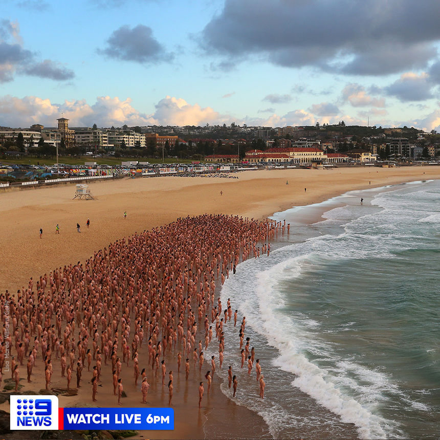 Mii de australieni au pozat nud pentru a atrage atenţia asupra cancerului de piele