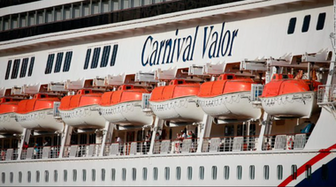 Un pasager în vârstă de 28 de ani al pachebotului de croazieră Carnival Valor, găsit în viaţă la 21 de ore după ce a căzut peste bord, la Golful Mexicului, în largul statului american Louisiana