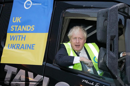 Boris Johnson postează imagini în care susţine spitalele ucrainene