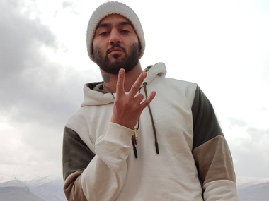 Rapperul iranian Toomaj Salehi, acuzat de faptul că este ”inamicul lui Allah”, riscă pedeapsa cu moartea într-un proces cu uşile închise în Iran, în care nu este reprezentat juridic