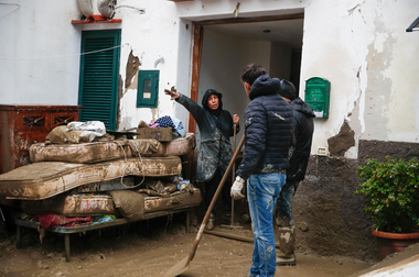 Zece persoane, căutate în urma alunecării de teren de pe Insula italiană Ischia, soldată cu o moartă şi 13 răniţi, ci nu cu opt morţi, aşa cum anunţa Matteo Salvini într-o gafă guvernamentală