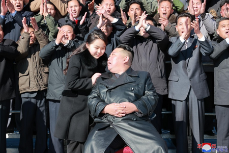 Kim Jong un lansează, împreună cu fiica sa Kim Ju Ae, ”cea mai puternică armă strategică din lume”, racheta balistică intercontinentală de tip Hwasong-17