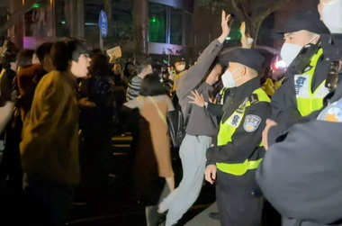 Protestele faţă de politica ”zero covid”, aplicată de aproape trei ani, se multiplică în China. Protestatarii folosesc o foaie albă de hârtie, un simbol al cenzurii, în această contestare