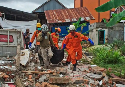 Bilanţul victimelor cutremurului din Indonezia creşte la 321 de morţi. Unsprezece persoane date în continuare dispărute. 60.000 de case distruse şi 73.000 de deplasaţi în peste 300 de adăposturi
