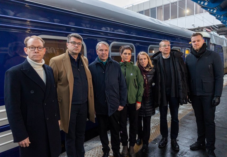 Înainte de a veni la Bucureşti, la reuniunea NATO, şapte miniştri de externe s-au dus la Kiev ca să-şi arate sprijinul faţă de Ucraina