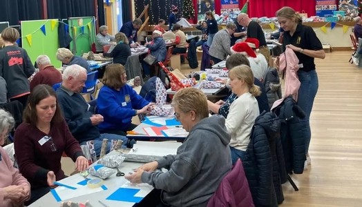 Ipswich: Voluntari în cadrul unui maraton de împachetare a cadourilor de Crăciun pentru copiii din Ucraina. Se speră ca 20.000 de cadouri să fie transportate în luna decembrie