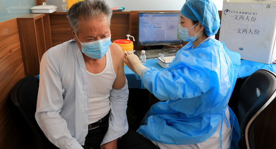 China urmează să accelereze vaccinarea anticovid a bătrânilor, unul dintre argumentele avansate adesea de Guvernul chinez pentru a-şi justifica politica sanitară ”zero covid” 