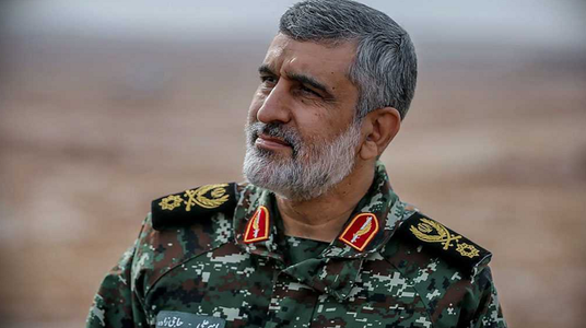 Peste 300 de morţi în Iran de la începutul contestării, anunţă generalul Amirali Hajizadeh, comandantul Forţei Aerospaţiale a Gardienilor Revoliuţiei, un bilanţ apropiat de cel de 416 morţi, anunţat de ONG-ul norvegian IHR