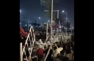 Două oraşe mari din China ridică restricţiile anti-COVID, după ce protestele s-au extins