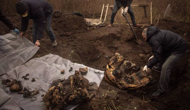 O groapă comună, cu şase cadavre cu semne de execuţii, trei cu mâinile legate la spate şi două cu găuri de glonţ în ceafă, descoperită lângă Herson. Ruşii au aruncat în aer casa în care locuiau cei şase, după ce i-au ucis