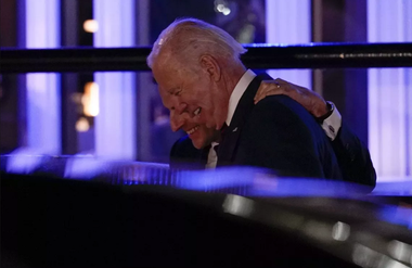 Macron le oferă cadou, între altele, o cupă, un ceas LIP Marinier şi un pulover Saint James lui Biden şi Harris