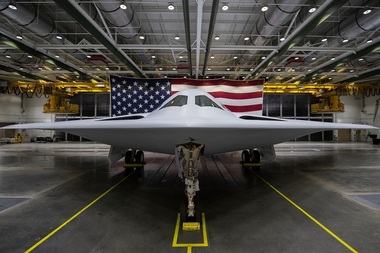 Forţele aeriene americane au prezentat noul bombardier B-21 Stealth, cel mai bun instrument al Americii pentru a învinge China în aer /  Un bombardier B-21 va costa 750 de milioane de dolari - VIDEO