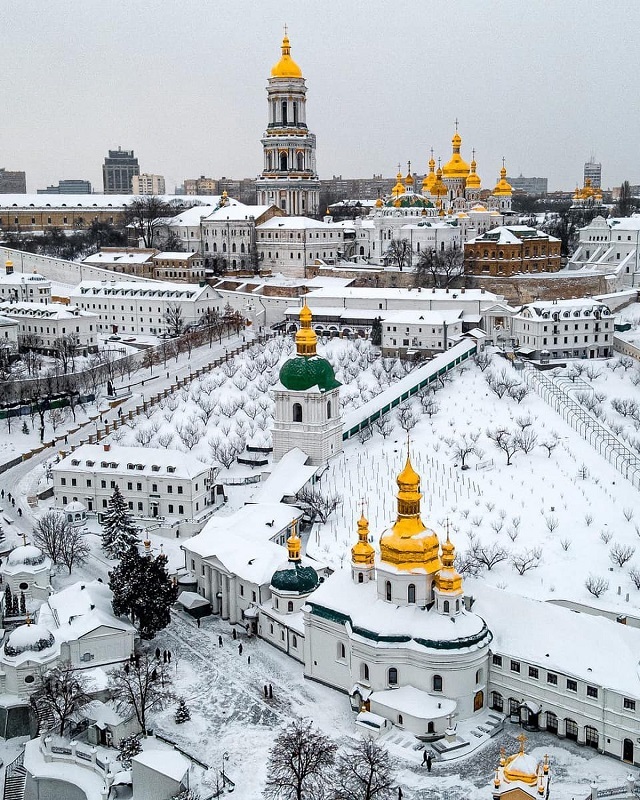 Ucraina aplică sancţiuni împotriva a 10 clerici de rang înalt care ar avea legături cu o biserică pro-Moscova