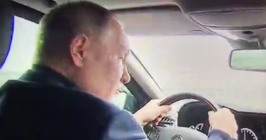 Putin a condus pe podul Kerci din Peninsula Crimeea, parţial distrus în luna octombrie - VIDEO