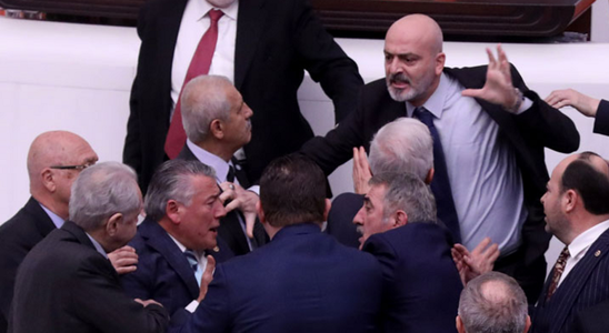 Un deputat turc din opoziţie, Hüseyin Örs, lovit în cap într-o încăierare cu un deputat din partidul lui Erdogan în timpul dezbaterii bugetului pe 2023, spitalizat la terapie intensivă în stare critică