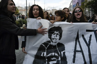 Incidente între manifestanţi şi poliţia antirevoltă la Salonic, după ce un tânăr poliţist răneşte prin împuşcare un minor rom care a fugit de la o benzinărie fără să plătească 20 de euro