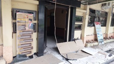 Un mort şi cel puţin 10 răniţi într-un atentat sinucigaş comis într-o secţie de poliţie din Indonezia / Kamikazele a lăsat un bilet în care critică noul cod penal 