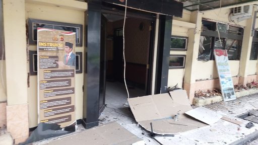 Un mort şi cel puţin 10 răniţi într-un atentat sinucigaş comis într-o secţie de poliţie din Indonezia / Kamikazele a lăsat un bilet în care critică noul cod penal 