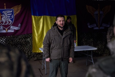 Luptătorul american ”Stretch” primeşte o medalie de onoare de la preşedintele ucrainean Volodimir Zelenski