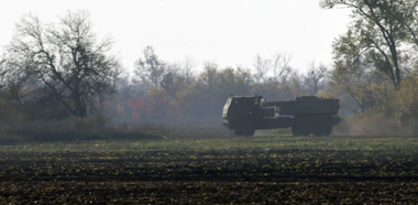SUA au blocat HIMARS-urile, pentru a împiedica Kievul să efectueze atacuri în Rusia, dezvăluie Wall Street Journal. Ucraina nu poate lansa cu HIMARS-urile rachete cu rază lungă de acţiune, chiar dacă le obţine de la alte ţări, iar Zelenski a promis să nu le folosească în acest sens