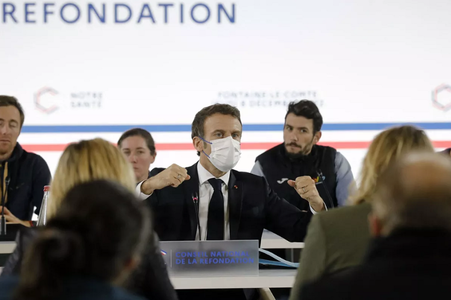 Macron îşi pune din nou masca de protecţie împotriva covid-19, un gest ”pedagogic”, în numele ”responsabilităţii”