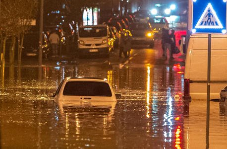 Un mort în inundaţii la Lisabona, în urma unor ploi puternice. Numeroase maşini avariate, gări, tuneluri şi drumuri închise