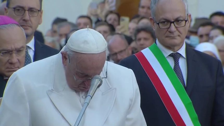 Papa Francisc izbucneşte în lacrimi când se referă la suferinţa ucrainenilor, în timpul unei rugăciuni în centrul Romei - VIDEO